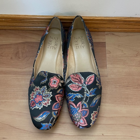 Black floral flats. Size 7 - Picture 2 of 2